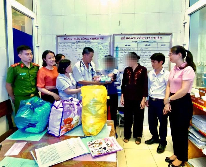 Bé trai bị bỏ rơi bên bờ ruộng đã được người thân nhận về Be trai bi bo roi ben bo ruong da duoc nguoi than nhan ve