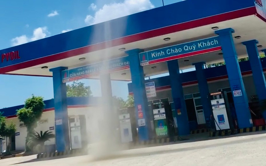 Lốc xoáy giống vòi rồng xuất hiện ở Hà Tĩnh, nhiều người hoảng hốt Loc xoay giong voi rong xuat hien o Ha Tinh, nhieu nguoi hoang hot