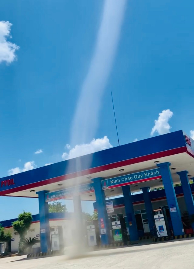 Lốc xoáy giống vòi rồng xuất hiện ở Hà Tĩnh, nhiều người hoảng hốt - Hình 2 Loc xoay giong voi rong xuat hien o Ha Tinh, nhieu nguoi hoang hot-Hinh-2