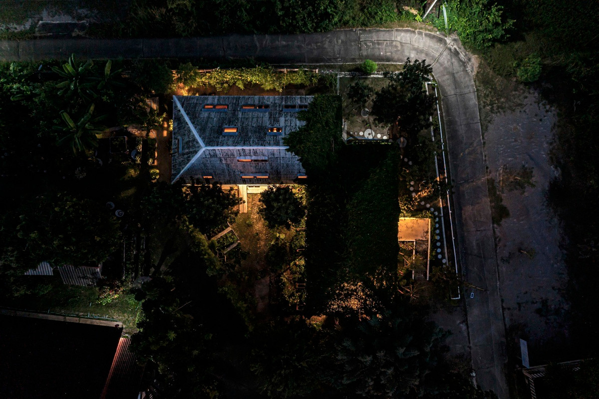 Kiến trúc sư đã thiết kế ngôi nhà hình chữ L, để lại một không gian mở tích hợp với một phần diện tích của ngôi nhà ban đầu. Sự sắp xếp này giúp tăng hiệu quả và tránh cho ngôi nhà cũ có cảm giác chật chội.