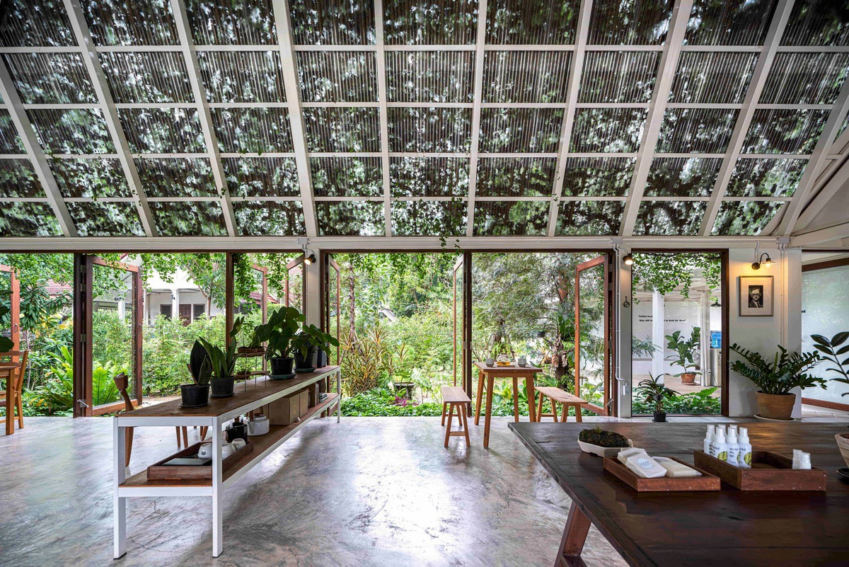 Các khu vực chức năng của ngôi nhà được kết nối tốt với không gian ngoài trời, đảm bảo tính liên tục và môi trường râm mát, dễ chịu.