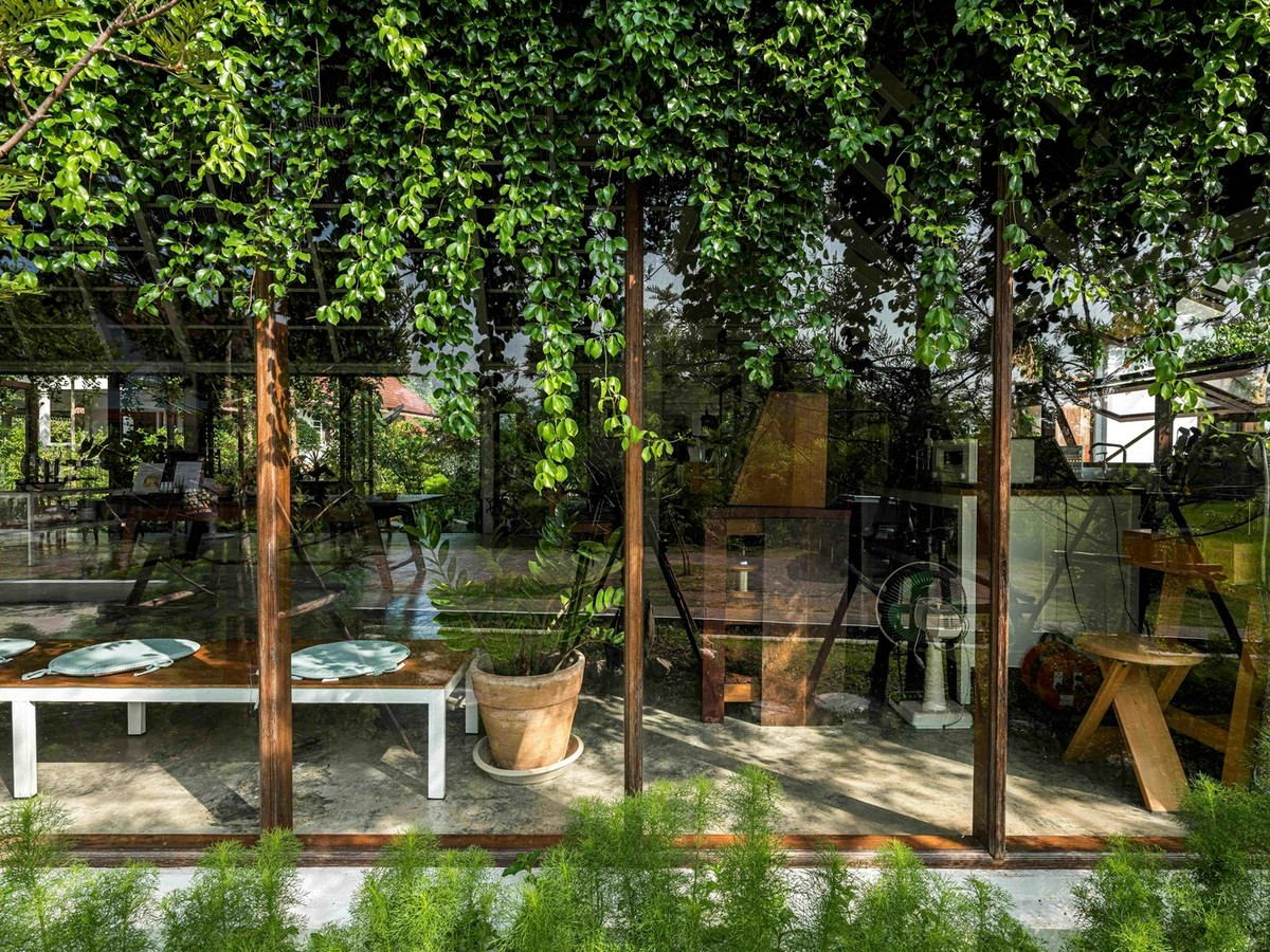 Ngôi nhà được nâng cao hơn mặt đường để đảm bảo tầm nhìn.