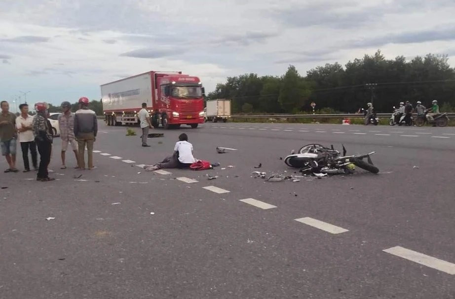 Va chạm với xe tải, 2 chị em ruột thương vong ở Quảng Trị Va cham voi xe tai, 2 chi em ruot thuong vong o Quang Tri