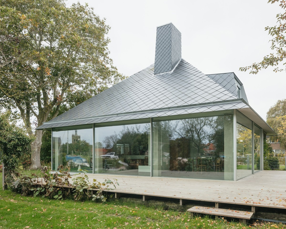 Khối chính chứa các khu vực sinh hoạt, hiện được mở ra bằng một sơ đồ cấu trúc mới, bên dưới mái nhà hình chóp đặc biệt.