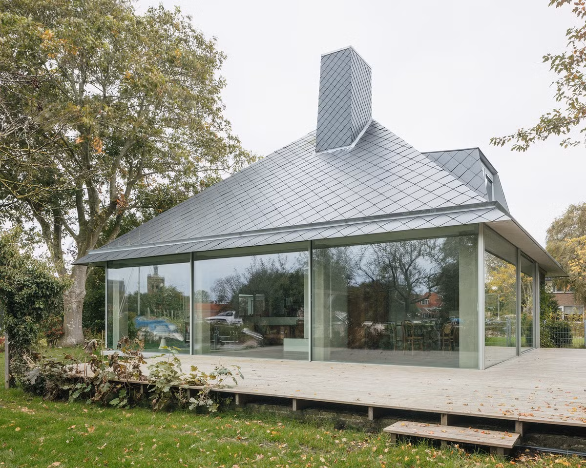 Khối chính chứa các khu vực sinh hoạt, hiện được mở ra bằng một sơ đồ cấu trúc mới, bên dưới mái nhà hình chóp đặc biệt.