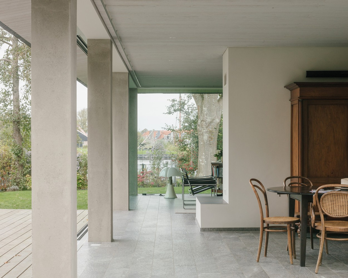 Gia chủ là cặp vợ chồng lớn tuổi, mong muốn tổ ấm mới này có thể mang đến không gian kiến trúc đương đại, đáp ứng được cả mục đích để ở và tiết kiệm năng lượng điện năng.