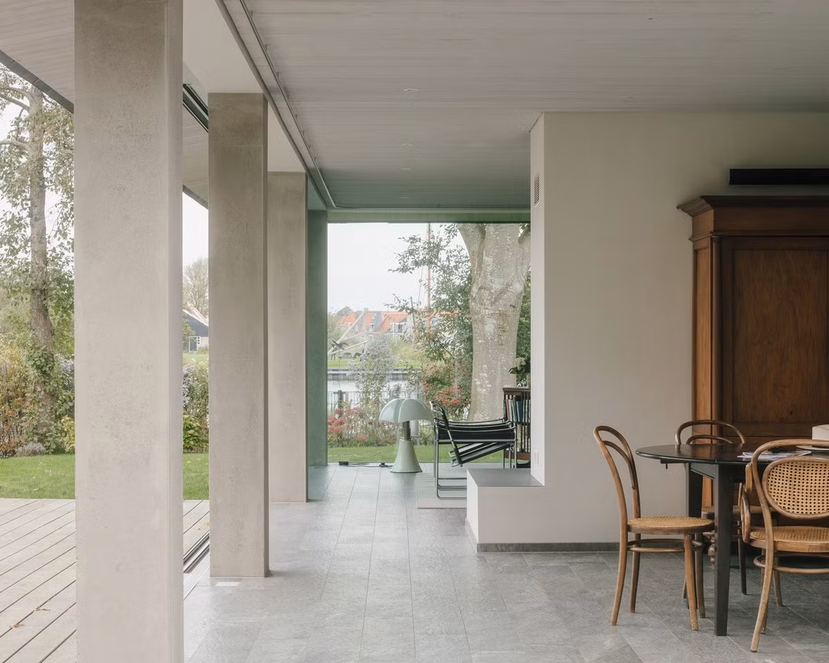 Gia chủ là cặp vợ chồng lớn tuổi, mong muốn tổ ấm mới này có thể mang đến không gian kiến trúc đương đại, đáp ứng được cả mục đích để ở và tiết kiệm năng lượng điện năng.