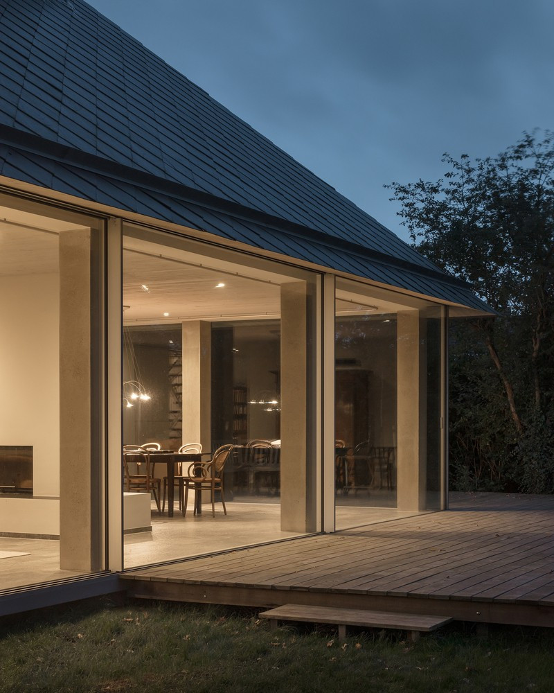 Không gian văn phòng cũ hiện gồm phòng ngủ và một văn phòng nhỏ hơn.