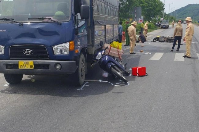 Khởi tố tài xế xe tải gây tai nạn chết người ở Hà Tĩnh Khoi to tai xe xe tai gay tai nan chet nguoi o Ha Tinh