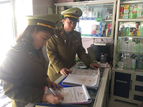 Quảng Bình: 9 nhà thuốc "chặt chém" giá khẩu trang bị phạt 30 triệu - Hình 2 Quang Binh: 9 nha thuoc