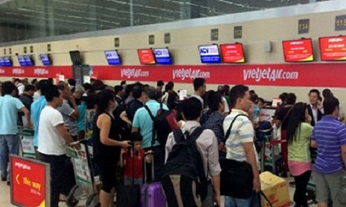 Nhan vien Vietjet air bi hanh khach xe rach ao