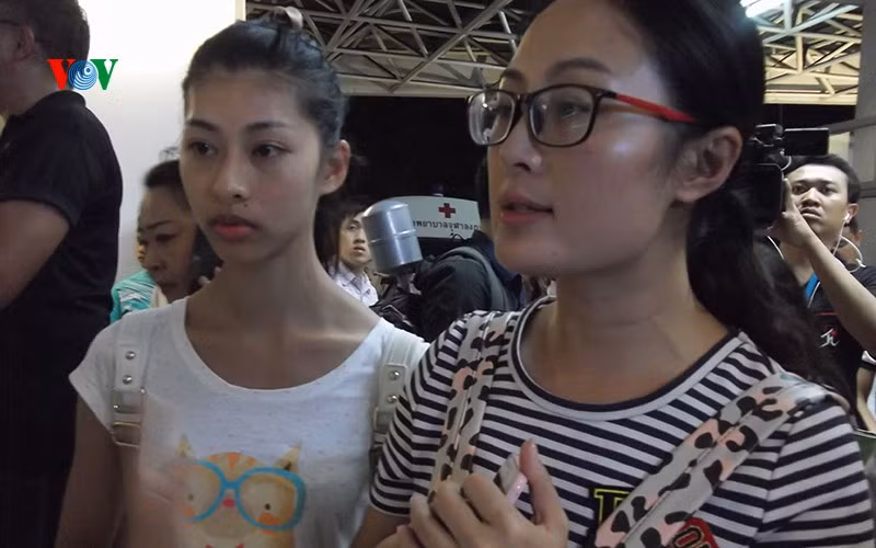 Chị Xie Wen Ting, là giáo viên đến từ tỉnh Jiang Xi, Trung Quốc cho biết, chị đến Thái Lan thì đọc được tin tức vụ nổ qua báo chí. Bởi vậy chị đã cùng những bạn đến đây để giúp đỡ các nạn nhân. Được biết, có nhiều nạn nhân là người Trung Quốc trong vụ nổ ở trung tâm Bangkok.