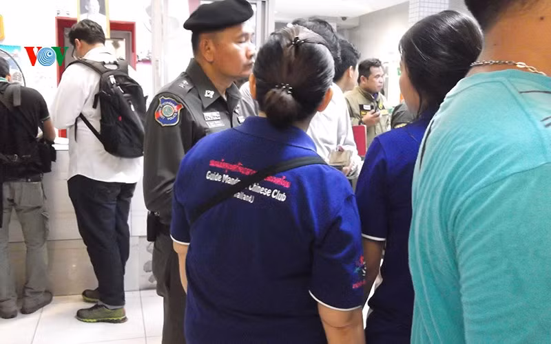 Những gương mặt lo âu và chờ đợi.