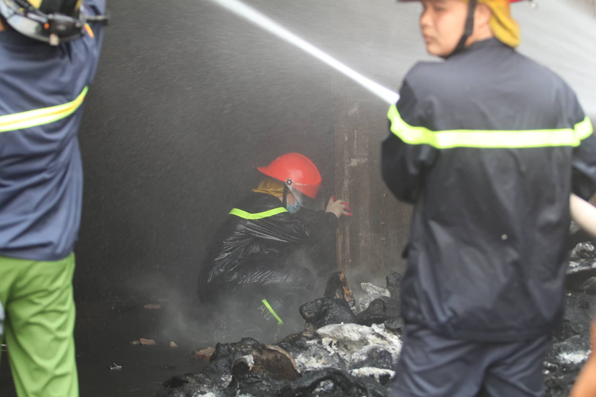 Theo quan sát, lửa cùng nhiệt độ cao đã khiến cho toàn bộ dãy nhà xưởng bị hư hỏng nặng. Bên cạnh lực lượng cảnh sát PCCC, công nhân của công ty Zion cũng tích cực hỗ trợ để dập lửa.