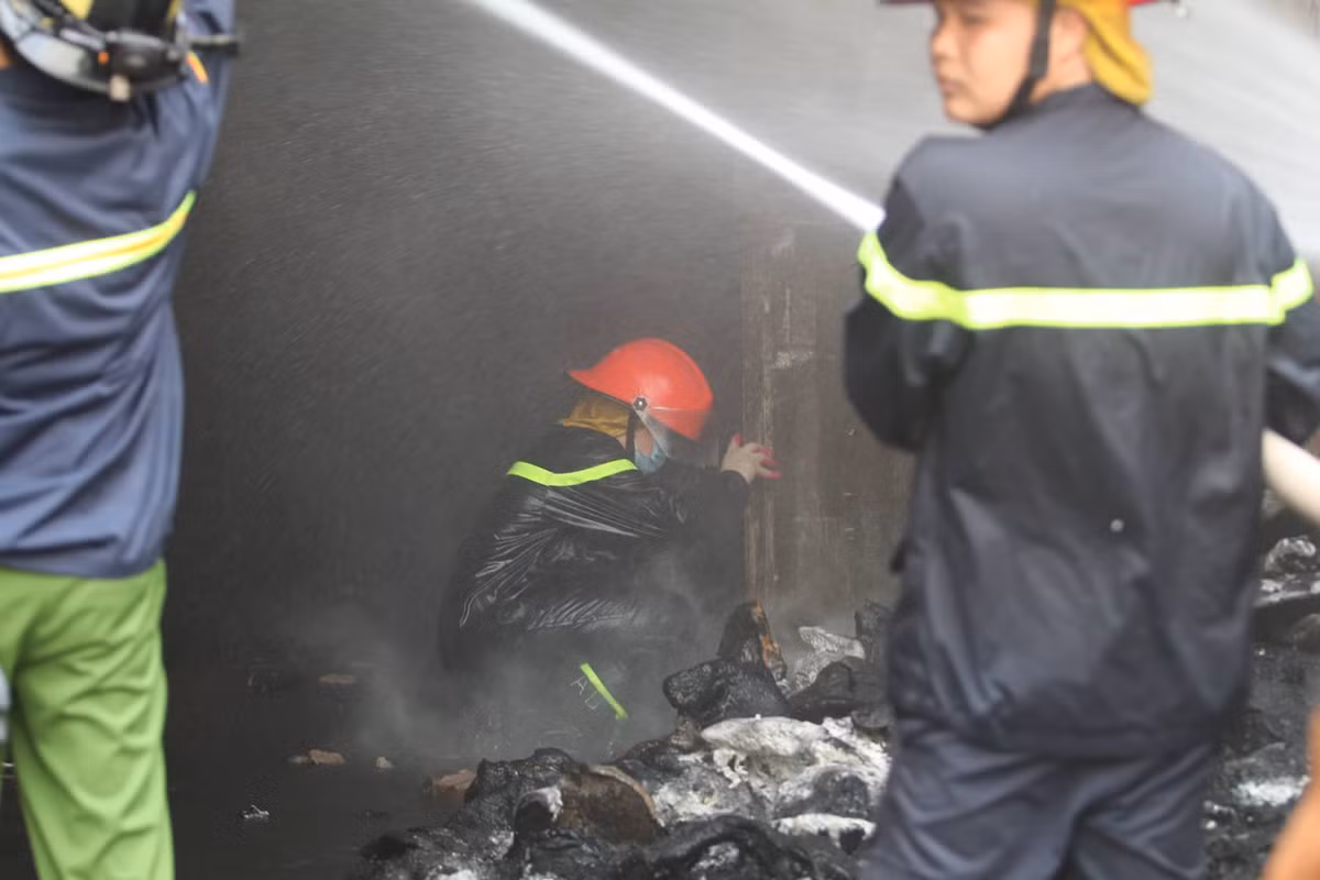 Theo quan sát, lửa cùng nhiệt độ cao đã khiến cho toàn bộ dãy nhà xưởng bị hư hỏng nặng. Bên cạnh lực lượng cảnh sát PCCC, công nhân của công ty Zion cũng tích cực hỗ trợ để dập lửa.