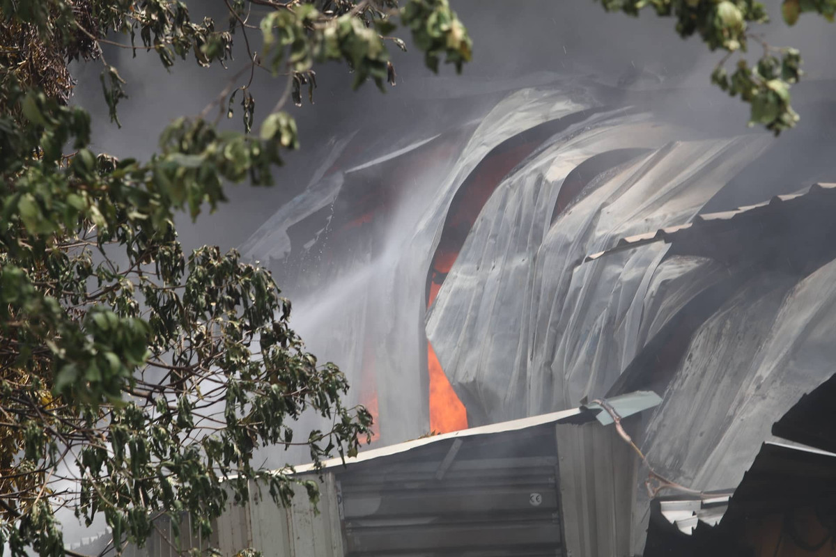 “Các lực lượng chức năng đã có mặt tại hiện trường để khống chế vụ hỏa hoạn. Thiệt hại về người và tài sản do ngọn lửa gây ra hiện chưa thể thống kê” – vị này nói.