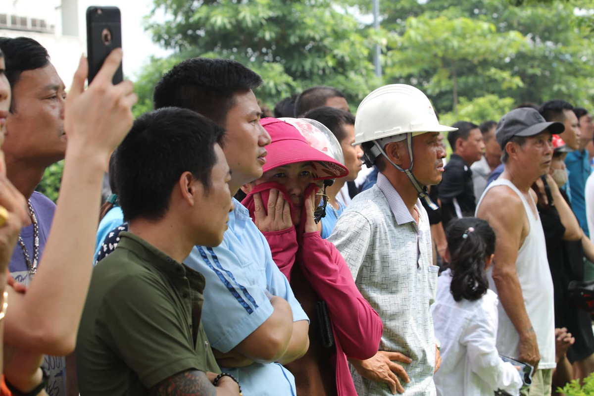 Tới 10 giờ 30 phút, lửa vẫn đang có dấu hiệu lan rộng sang các khu vực lân cận. Cảnh sát đã phải huy động máy xúc để phá nhà xưởng cho khói thoát ra nhằm khoanh vùng và hạn chế cháy lan.