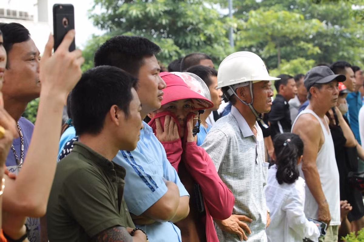 Tới 10 giờ 30 phút, lửa vẫn đang có dấu hiệu lan rộng sang các khu vực lân cận. Cảnh sát đã phải huy động máy xúc để phá nhà xưởng cho khói thoát ra nhằm khoanh vùng và hạn chế cháy lan.