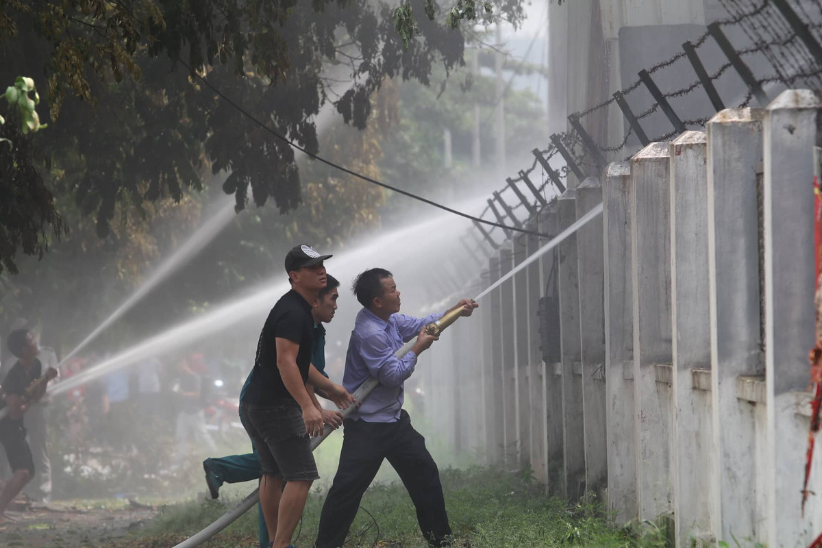 Nhiều xe cứu hỏa đang được huy động tới hiện trường để tổ chức chữa cháy.