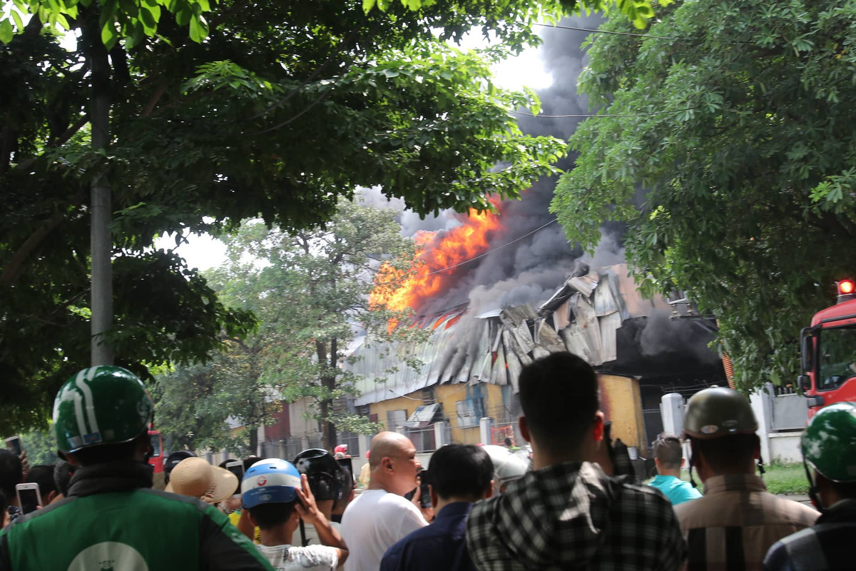 Đến thời điểm hiện tại, một dãy nhà xưởng lợp tôn của Công ty này bị lửa bao phủ, khói bốc ra cuồn cuộn.