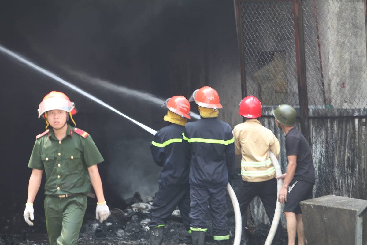 Được biết thời điểm xảy ra đám cháy vì là chủ nhật chỉ có chỉ có 11 người trực theo ca. Hiện 11 người này đều an toàn, không có thiệt hại về người.