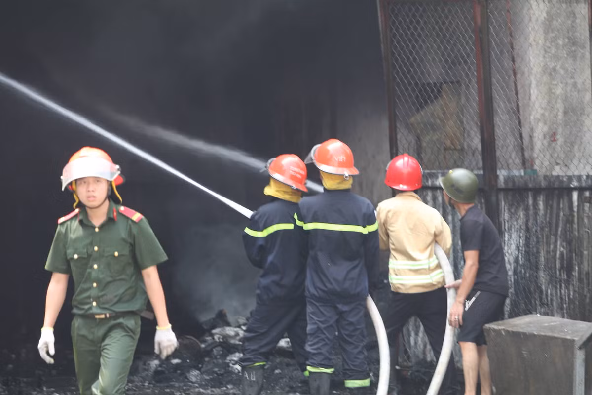 Được biết thời điểm xảy ra đám cháy vì là chủ nhật chỉ có chỉ có 11 người trực theo ca. Hiện 11 người này đều an toàn, không có thiệt hại về người.