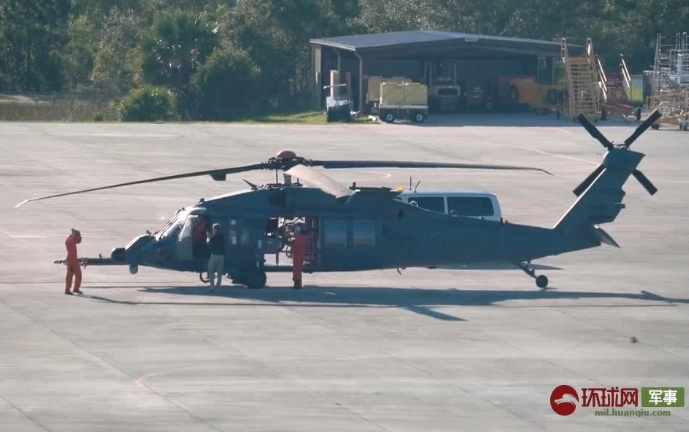 Theo đó, phiên bản HH-60W này được quảng cáo là có hệ thống bơm nhiên liệu kiểu mới cho phép tăng công suất, ngoài ra còn có hệ thống phòng thủ chủ động hiện đại hơn và hệ thống thông tin truyền thông được cải tiến vượt trội so với bản cũ HH-60G. Nguồn ảnh: QQ.