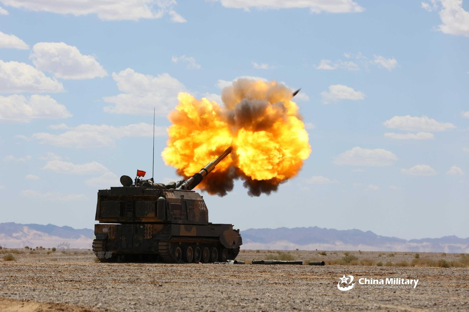 Điểm ăn tiền của lựu pháo tự hành PLZ-05 đó là nó có hệ thống nạp đạn tự động hiệu quả, cho phép nó bắn được tối đa 8 viên mỗi phút. Tối đa mỗi khẩu pháo tự hành PLZ-05 mang theo được 90 viên đạn pháo dự trữ. Nguồn ảnh: Chinamilitary.