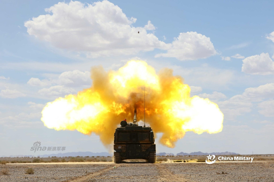 Trung Quốc có xuất khẩu pháo tự hành này với hai phiên bản khác nhau bao gồm PLZ-52 có tầm bắn tối đa lên tới 53 km khi sử dụng pháo phản lực tăng tầm cùng hệ thống nạp đạn tự động cho phép bắn 8 viên mỗi phút và động cơ 1000 mã lực. Nguồn ảnh: Chinamilitary.