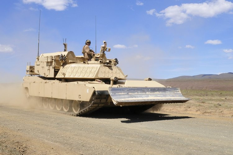 Có thiết kế gần như giống hệt với M1 Abrams với cả hệ thống tháp pháo được giữ lại (tất nhiên là bỏ đi khẩu pháo), M1150 rất dễ dàng nhận ra trên chiến trường khi nó thường xuyên được trang bị một gầu xúc cỡ lớn ở phía trước. Nguồn ảnh: BI.