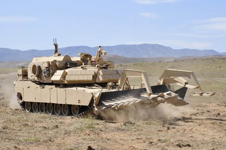 Xe công binh M1150 ABV có nhiệm vụ càn lướt, dọn dẹp chướng ngại vật bao gồm bom, mìn, thiết bị nổ và các chướng ngại khác để mở đường cho xe tăng, thiết giáp và các loại phương tiện khác của quân đội Mỹ di chuyển phía sau. Nguồn ảnh: BI.