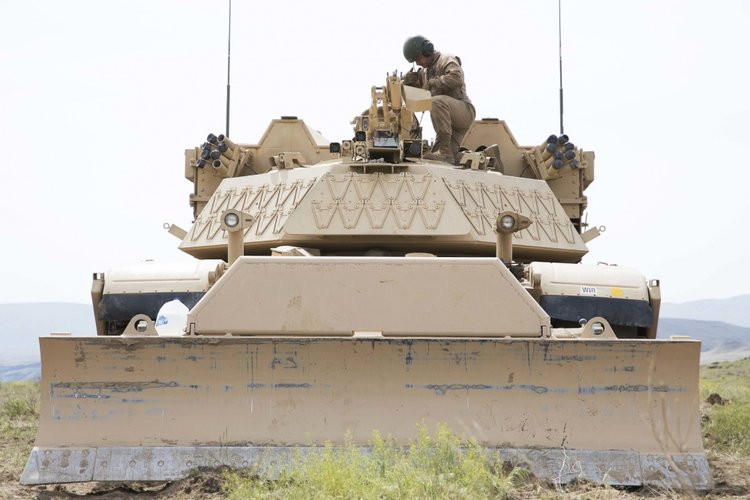 Chỉ tính riêng trọng lượng của chiếc gầu xúc này đã lên tới gần 5 tấn, nó có thể ủi được mọi loại chướng ngại vật trên đường bao gồm cả các loại bom mìn, vật liệu nổ. Nguồn ảnh: BI.