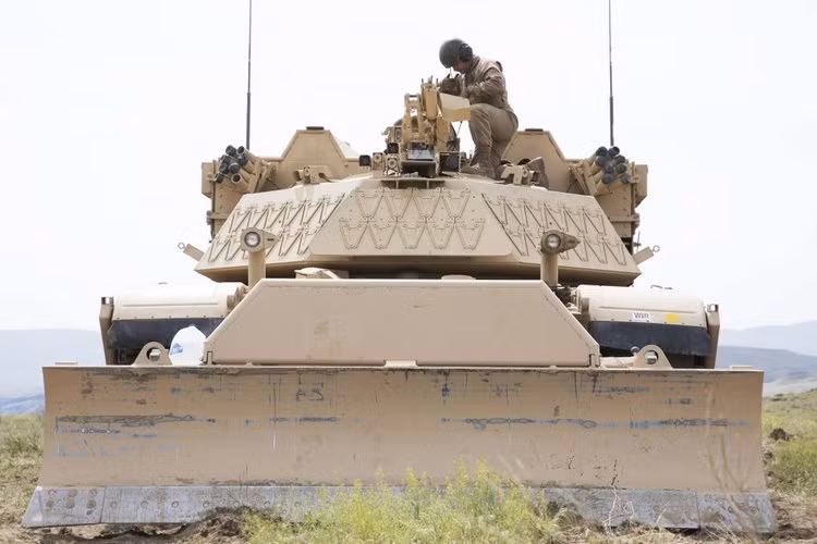 Chỉ tính riêng trọng lượng của chiếc gầu xúc này đã lên tới gần 5 tấn, nó có thể ủi được mọi loại chướng ngại vật trên đường bao gồm cả các loại bom mìn, vật liệu nổ. Nguồn ảnh: BI.