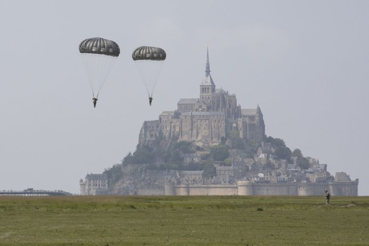 Tất nhiên so với lực lượng lính dù Anh và Mỹ nhảy xuống đất Pháp cách đây 75 năm, lính dù Mỹ ngày nay đã có trang bị hiện đại hơn nhiều và cách thức đổ quân từ máy bay cũng khác biệt hoàn toàn. Nguồn ảnh: BI.