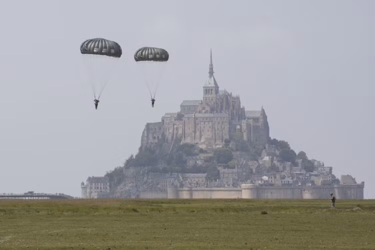 Tất nhiên so với lực lượng lính dù Anh và Mỹ nhảy xuống đất Pháp cách đây 75 năm, lính dù Mỹ ngày nay đã có trang bị hiện đại hơn nhiều và cách thức đổ quân từ máy bay cũng khác biệt hoàn toàn. Nguồn ảnh: BI.