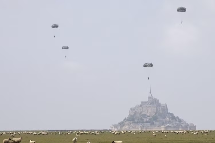 Màn trình diễn của lính dù Mỹ diễn ra ở khu vực Mont Saint Michel, đây là hoạt động trong khuôn khổ 75 năm kỷ niệm ngày chiến dịch Overlord diễn ra hồi đầu tháng 6/1944. Nguồn ảnh: BI.
