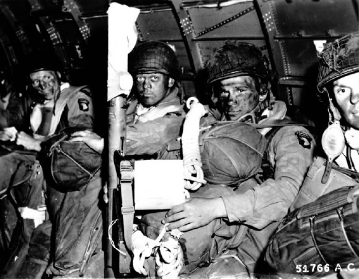 Mỗi lính dù của Anh và Mỹ mang theo trang bị không dưới 60 kg, đủ để họ chiến đấu độc lập trong phòng tuyến địch một tuần lễ trước khi lục quân trên bộ vượt được qua bãi biển vào ứng cứu. Nguồn ảnh: BI.