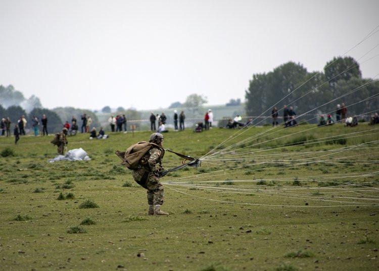 Lực lượng Du kích địa phương dưới sự chỉ huy của lính Đồng minh đã làm những nhiệm vụ cực kỳ quan trọng phục vụ cho chiến dịch Overlord trong đó có việc cắt đường dây điện, điện thoại và phá đường tàu hoả không cho Đức tiếp tế ra bãi biển Normandie. Nguồn ảnh: BI.