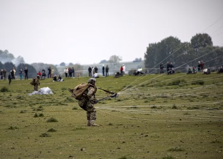 Lực lượng Du kích địa phương dưới sự chỉ huy của lính Đồng minh đã làm những nhiệm vụ cực kỳ quan trọng phục vụ cho chiến dịch Overlord trong đó có việc cắt đường dây điện, điện thoại và phá đường tàu hoả không cho Đức tiếp tế ra bãi biển Normandie. Nguồn ảnh: BI.
