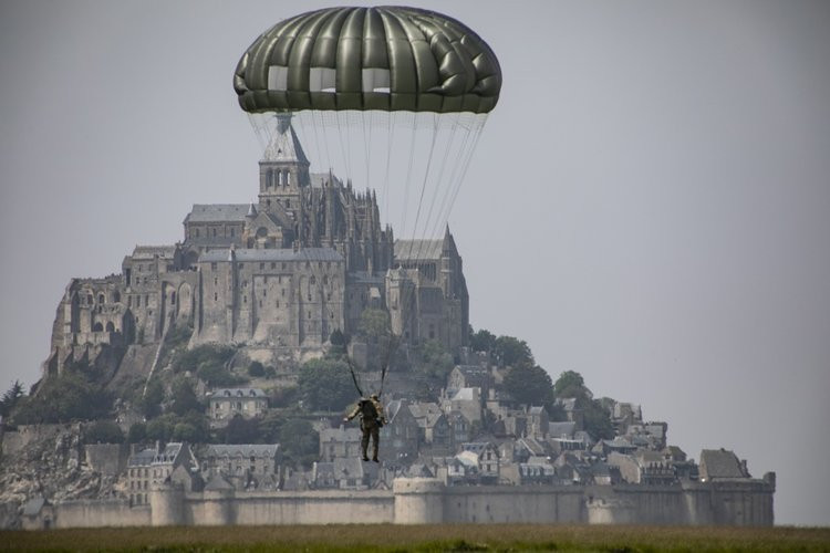Bãi nhảy nằm cách Mont Sant Michel chỉ 2 km, đây là địa điểm được cho là có quang cảnh hùng vũ và đẹp bậc nhất nước Pháp cũng như châu Âu. Nguồn ảnh: BI.