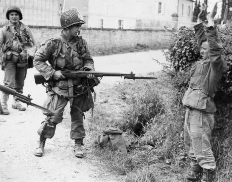 Rất may mắn là ngay ngày hôm sau, cuộc đổ bộ đã diễn ra thành công và lực lượng lục quân đã mở được vòng vây cho lực lượng lính dù. Ảnh: Lính dù Mỹ bắt giữ từ binh Đức đã đầu hàng. Nguồn ảnh: BI.