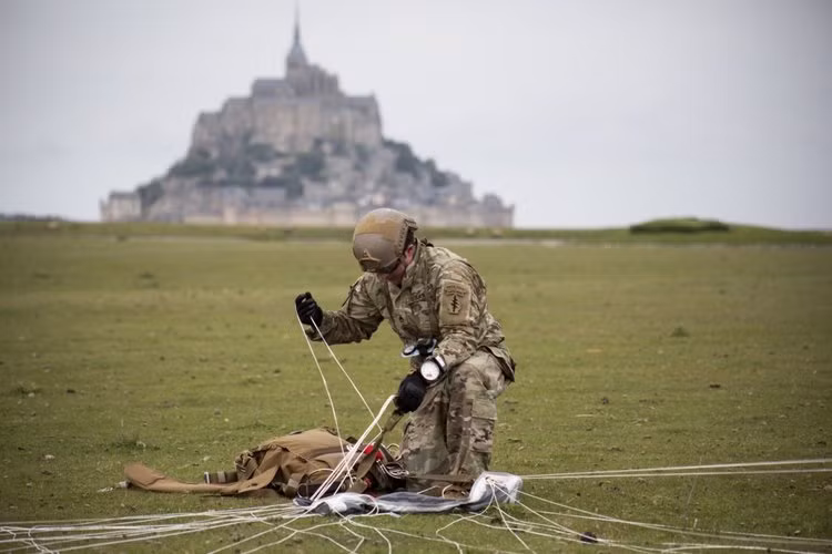 Năm nay kỳ niệm 75 năm ngày chiến dịch Overlord diễn ra - chiến dịch quân sự này đã đánh dấu bước ngặt quan trọng nhất trong Chiến tranh Thế giới thứ hai khi quân Đồng minh đổ bộ lên nước Pháp, khiến Đức phải gồng mình hai đầu khi một bên là Liên Xô, bên còn lại là các nước Đồng minh tiến công như vũ bão. Nguồn ảnh: BI.