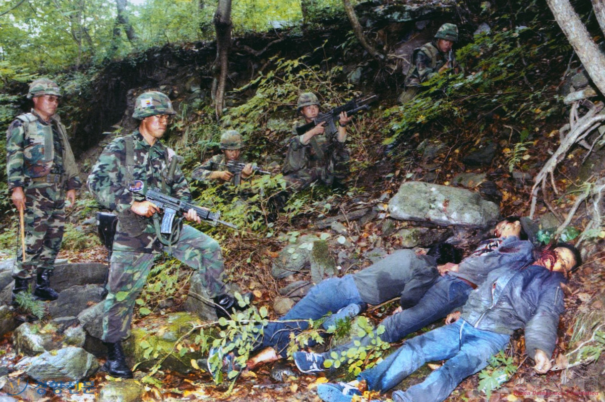 Ngoại trừ 11 người bị xử tử tại chỗ, tất cả các thành viên còn lại trên tàu ngầm lớp Sang-O đều được trang bị quân phục cùng vũ khí giống hệt với lính Hàn Quốc để phục vụ cho việc thâm nhập. Nguồn ảnh: Chosul.