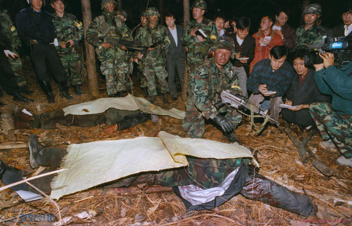 Các thuỷ thủ đoàn và đbiệt kích Triều Tiên rời bỏ tàu ngầm tiến vào đất liền. Họ chia thành các nhóm nhỏ và tự tìm đường về khu phi quân sự để vượt biên. Đáng tiếng là một người trong số này bị người dân địa phương phát hiện và ngay lập tức quân đội Hàn Quốc được huy động vào nhiệm vụ truy quét lớn chưa từng thấy. Nguồn ảnh: Chosul.