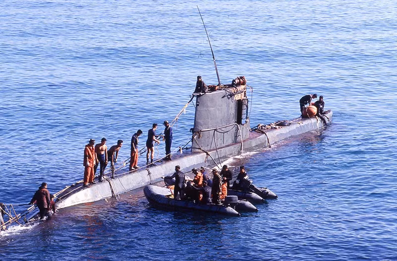 Thuỷ thủ Triều Tiên trên tàu quyết định phá huỷ mọi tài liệu giấy tờ và các thiết bị thu phát sóng, đột nhập vào lãnh thổ Hàn Quốc và tìm cách vượt biên về Triều Tiên bằng đường bộ. Nguồn ảnh: Chosul.