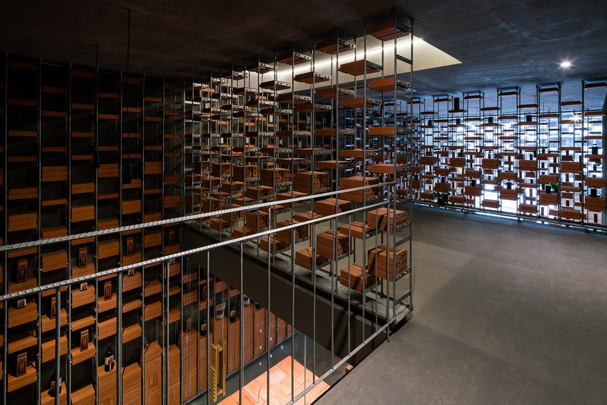 Hệ thống khung trưng bày có thể được thay đổi và gỡ bỏ linh hoạt tùy thuộc vào kích thước của sản phẩm.