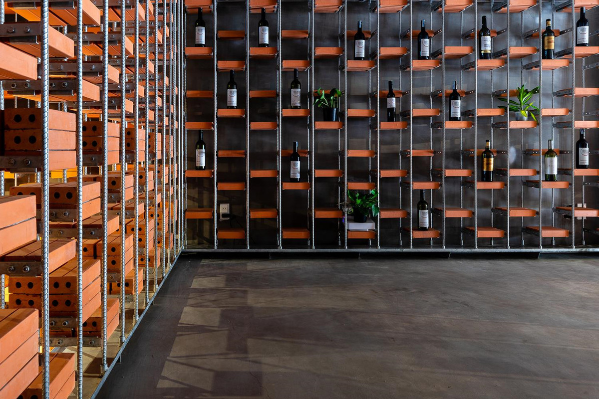 Thoạt nhìn, đây giống như một phòng trưng bày rượu vang cao cấp hơn là một cửa hàng nước mắm.