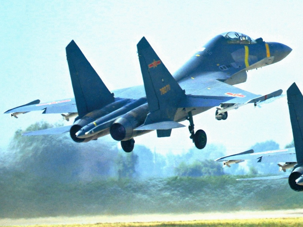 Có tên gọi đầy đủ là Shenyang J-16 hay J-16, đây là loại chiến đấu cơ hai chỗ ngồi, hai động cơ, có khả năng hoạt động trong mọi điều kiện thời tiết, đa nhiệm vụ và được hoàn thiện bởi Tập đoàn Máy bay Thẩm Dương, Trung Quốc. Nguồn ảnh: Sina.