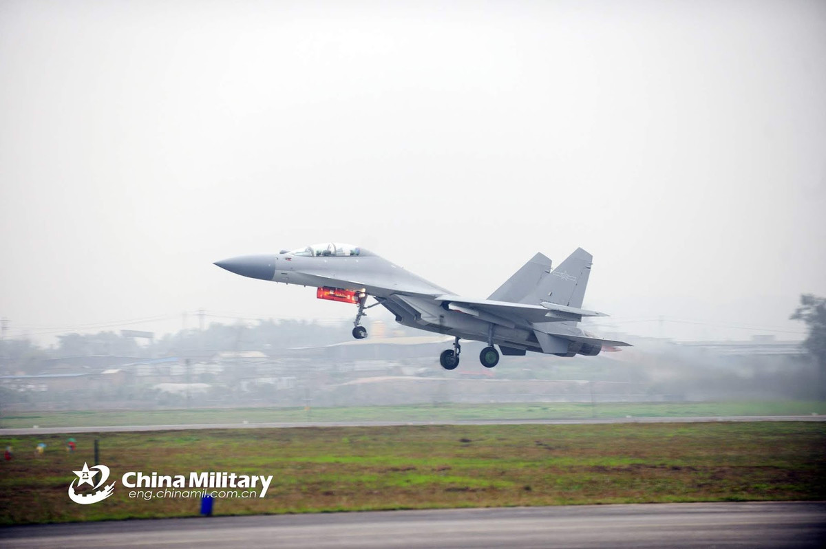 Sở dĩ giới quan sát đánh giá J-16 là "bảo kiếm" của Không quân Trung Quốc là do khác với J-11, J-16 sử dụng được động cơ nội địa và được trang bị toàn vũ khí nội địa của Trung Quốc và J-16 cũng vượt trội hơn với J-10 - loại tiêm kích một động cơ có tầm bay ngắn và khả năng mang vũ khí không cao, khó thực hiện được tập kích quy mô lớn. Nguồn ảnh: Chinamilitary.