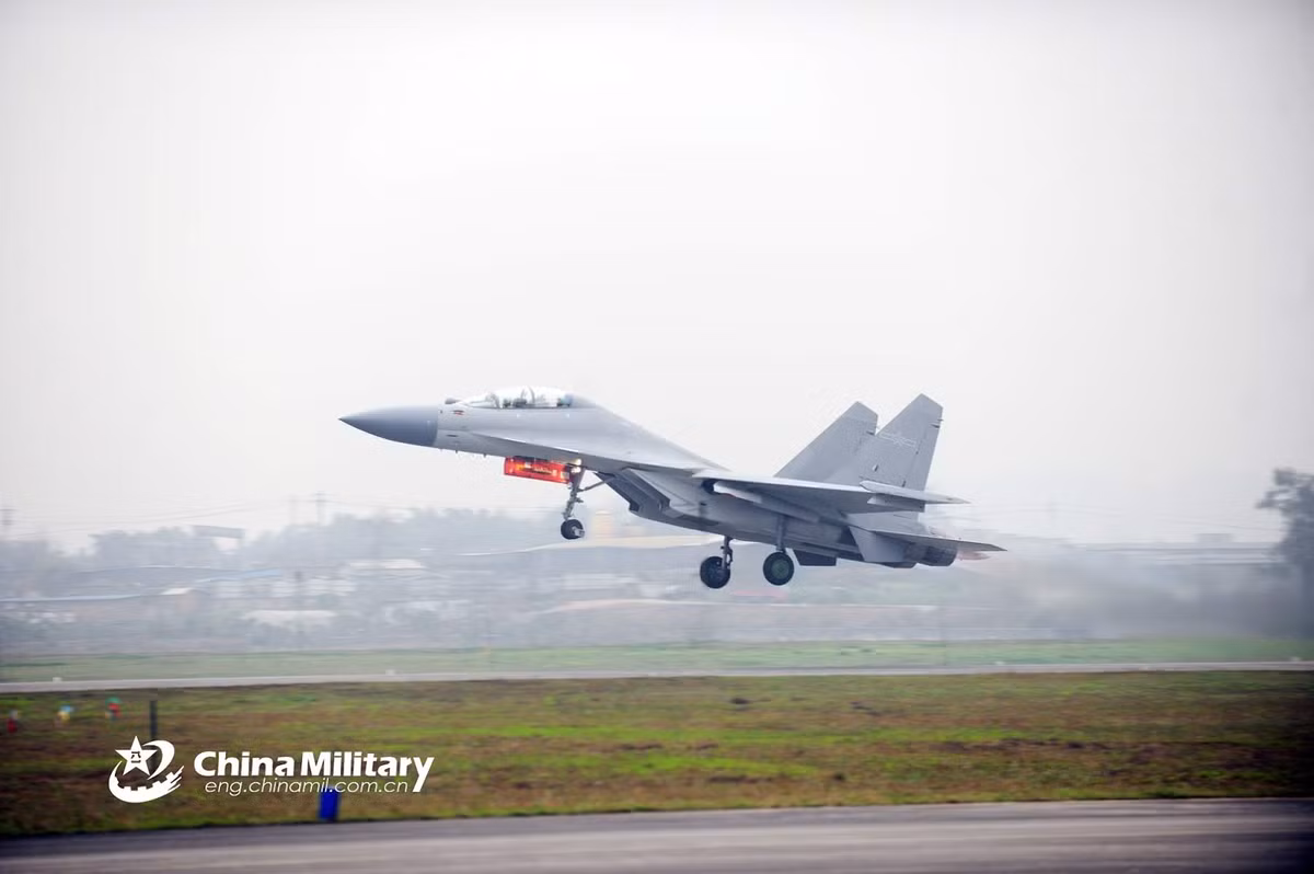 Sở dĩ giới quan sát đánh giá J-16 là "bảo kiếm" của Không quân Trung Quốc là do khác với J-11, J-16 sử dụng được động cơ nội địa và được trang bị toàn vũ khí nội địa của Trung Quốc và J-16 cũng vượt trội hơn với J-10 - loại tiêm kích một động cơ có tầm bay ngắn và khả năng mang vũ khí không cao, khó thực hiện được tập kích quy mô lớn. Nguồn ảnh: Chinamilitary.